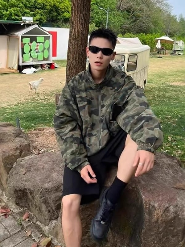 Ανδρικό καμουφλάζ μπουφάν με γρήγορο στέγνωμα και UV προστασία, ύφασμα από μίγμα λίνων, γιακάς με ύψος, τσέπες με φερμουάρ