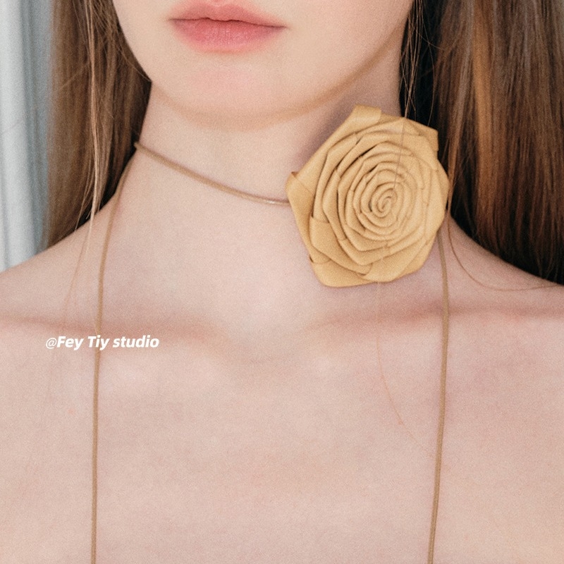 Ručni rad choker s cvjetnim dizajnom, Materijal: Plast/Smola; Obrada: Ručna; Stil: Cvijeće; Lanac: Konvencionalni lanac; Višeslojni: Da