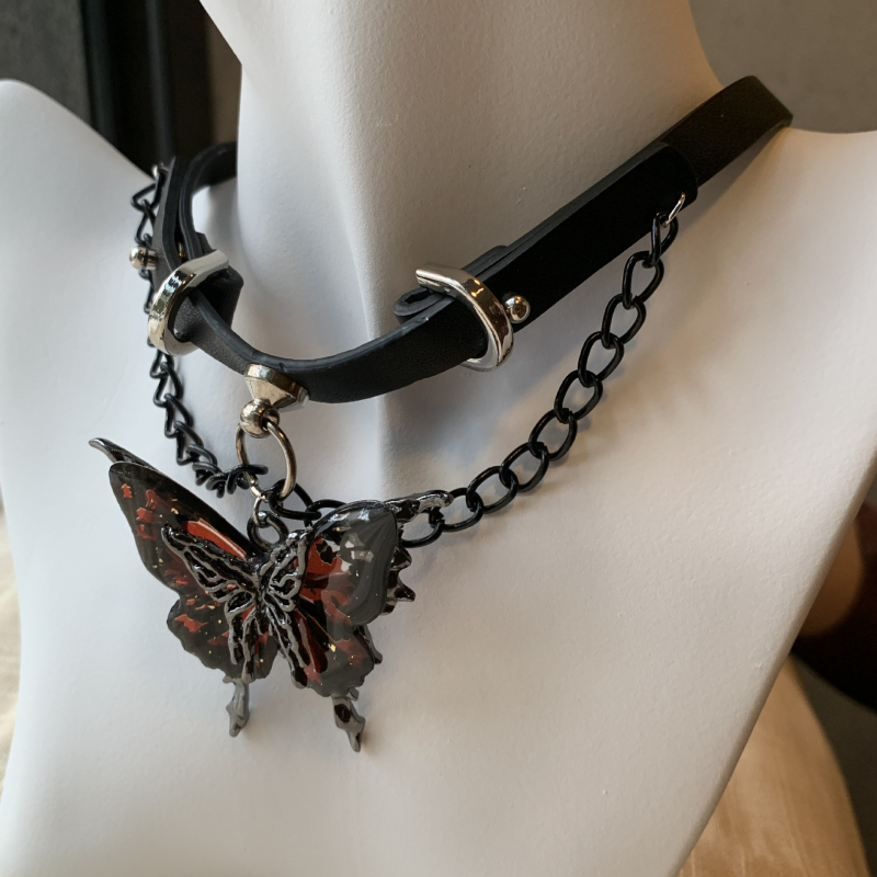 Kožni choker ogrlica s motivom leptira, kristalnim privjeskom, resice, materijal zlitina