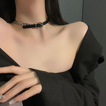 Kožni geometrijski choker ogrlica s križnim lancem, višeslojna, proljeće 2023