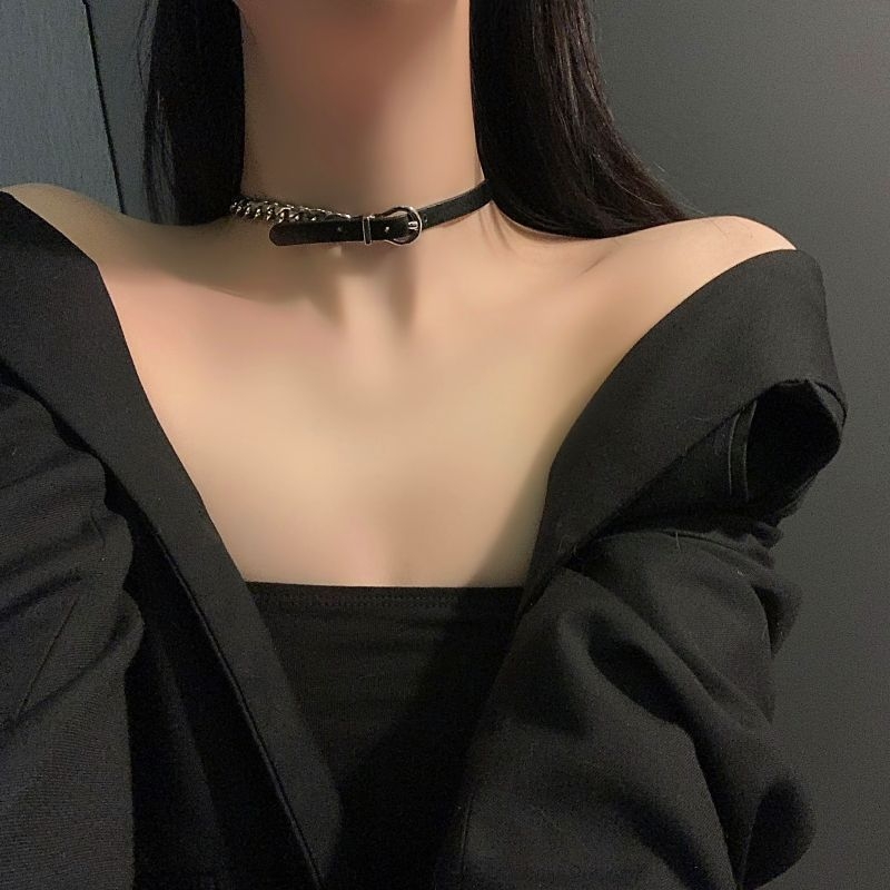 Kožni geometrijski choker ogrlica s križnim lancem, višeslojna, proljeće 2023