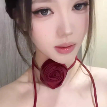 Ogrlica s cvjetnim motivom i klavikularnim lancem - Ručno izrađena, mješavina materijala, proljeće 2024, Ženski nakit