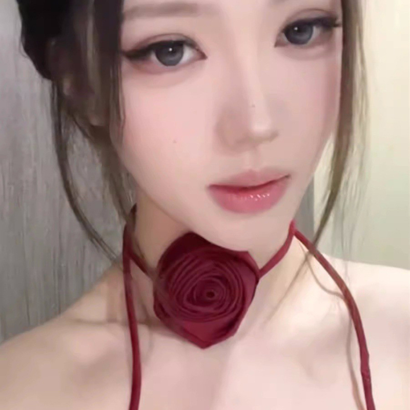 Ogrlica s cvjetnim motivom i klavikularnim lancem - Ručno izrađena, mješavina materijala, proljeće 2024, Ženski nakit