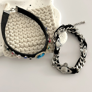 Ogrlica od legure s uvijenim lancem, višeslojna, obim 31–40 cm, privjesak od legure (Materijal: Legura; Lanac: Twist; Višeslojnost: Da; Opseg: 31–40 cm; Privjesak: Legura)