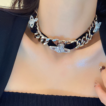 Ogrlica od legure s uvijenim lancem, višeslojna, obim 31–40 cm, privjesak od legure (Materijal: Legura; Lanac: Twist; Višeslojnost: Da; Opseg: 31–40 cm; Privjesak: Legura)