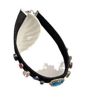 Ogrlica od legure s uvijenim lancem, višeslojna, obim 31–40 cm, privjesak od legure (Materijal: Legura; Lanac: Twist; Višeslojnost: Da; Opseg: 31–40 cm; Privjesak: Legura)