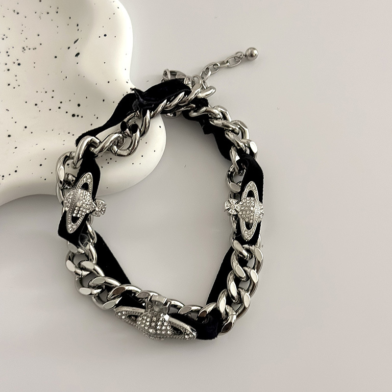 Ogrlica od legure s uvijenim lancem, višeslojna, obim 31–40 cm, privjesak od legure (Materijal: Legura; Lanac: Twist; Višeslojnost: Da; Opseg: 31–40 cm; Privjesak: Legura)