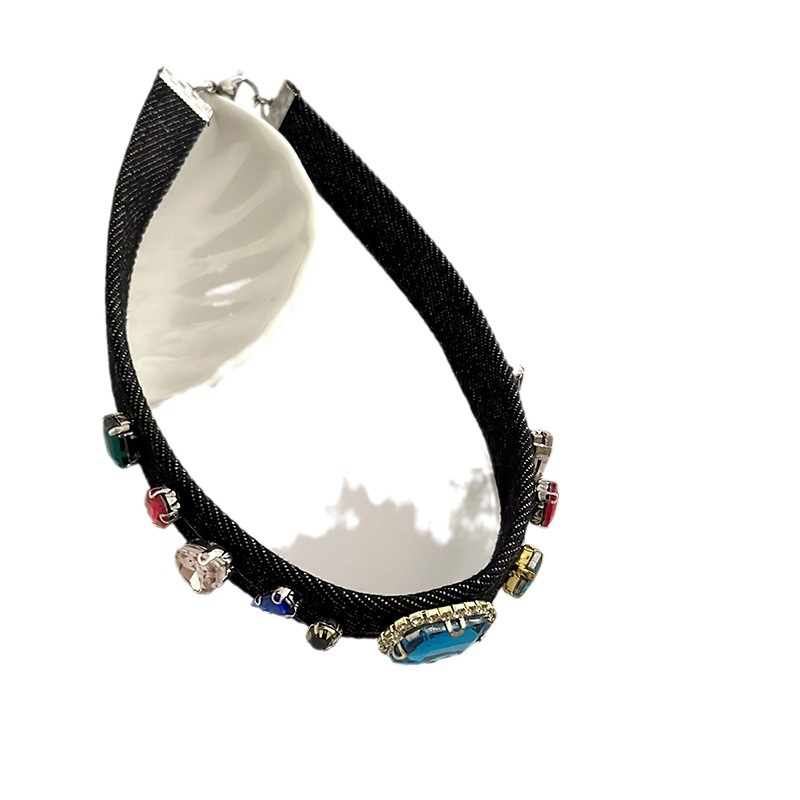 Ogrlica od legure s uvijenim lancem, višeslojna, obim 31–40 cm, privjesak od legure (Materijal: Legura; Lanac: Twist; Višeslojnost: Da; Opseg: 31–40 cm; Privjesak: Legura)