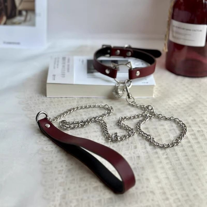 Mačji ogrlica s zvonom, kožni materijal i lanac u stilu zmijske kosti, svježi i slatki stil, proljeće 2025