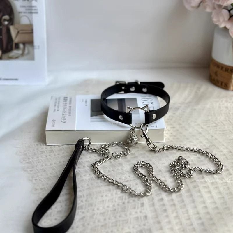 Mačji ogrlica s zvonom, kožni materijal i lanac u stilu zmijske kosti, svježi i slatki stil, proljeće 2025