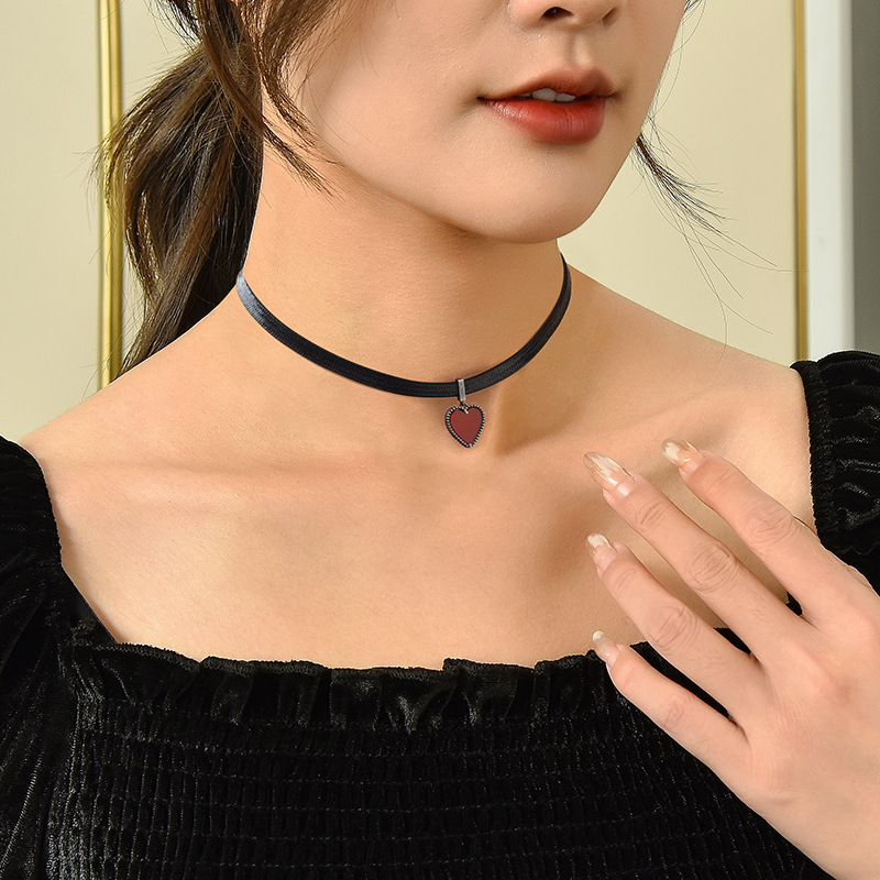 Choker ogrlica - titanijeva čelična, ugraviran žad, korejski stil, srčani motiv
