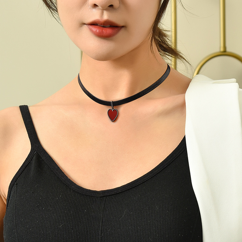Choker ogrlica - titanijeva čelična, ugraviran žad, korejski stil, srčani motiv
