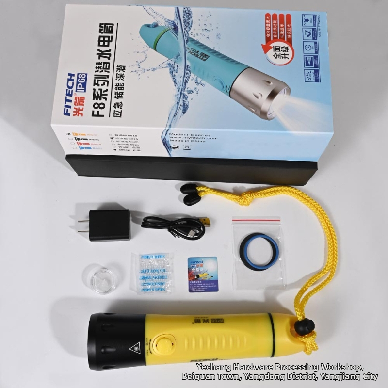 Light Arrow F8 potápěčská svítilna — IP68, LED osvětlení, tělo z hliníkové slitiny + technického plastu, výdrž baterie 6–7 hodin, vhodná pro otevřené potápění, záchranu, kempovanie a rybolov