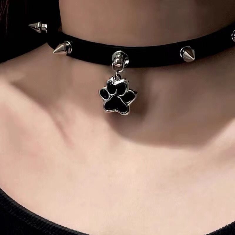 Ovratnik-choker s detaljima mačjih kandži, umjetna koža, privjesak od legure, ključna lanac