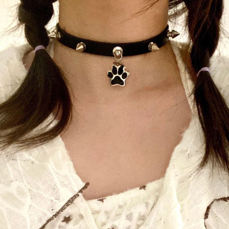 Ovratnik-choker s detaljima mačjih kandži, umjetna koža, privjesak od legure, ključna lanac