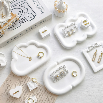 Gipsani tanjur u obliku oblaka s nepravilnim geometrijskim dizajnom, pogodan za fotografiranje proizvoda