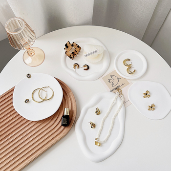 Gipsani tanjur u obliku oblaka s nepravilnim geometrijskim dizajnom, pogodan za fotografiranje proizvoda