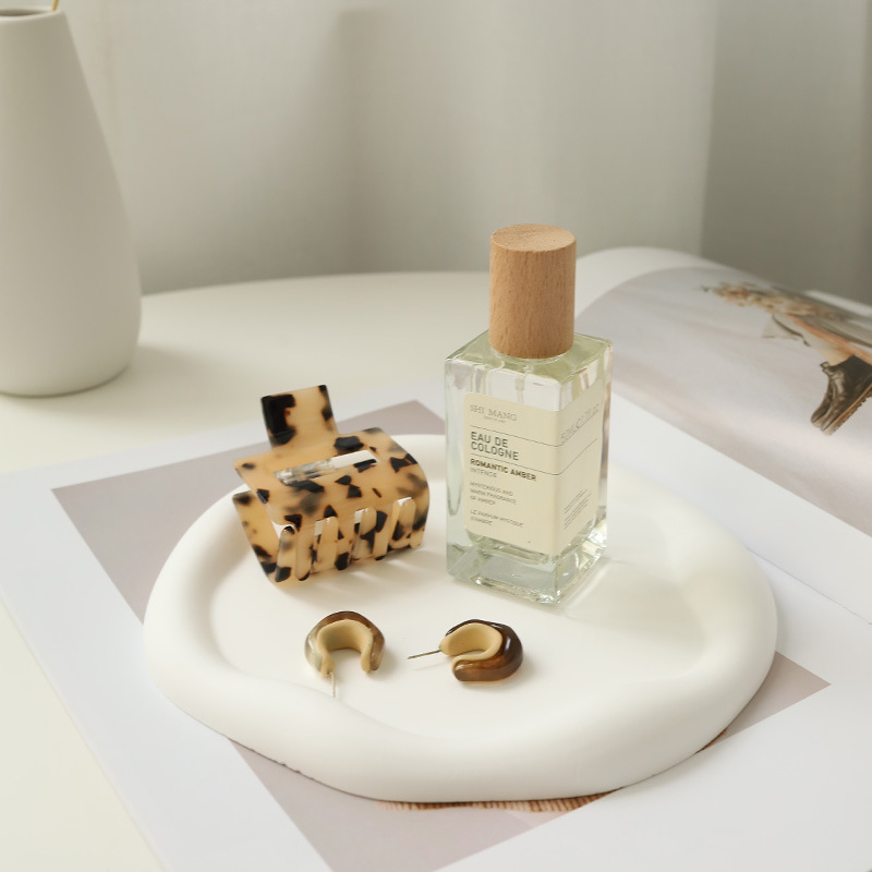 Gipsani tanjur u obliku oblaka s nepravilnim geometrijskim dizajnom, pogodan za fotografiranje proizvoda