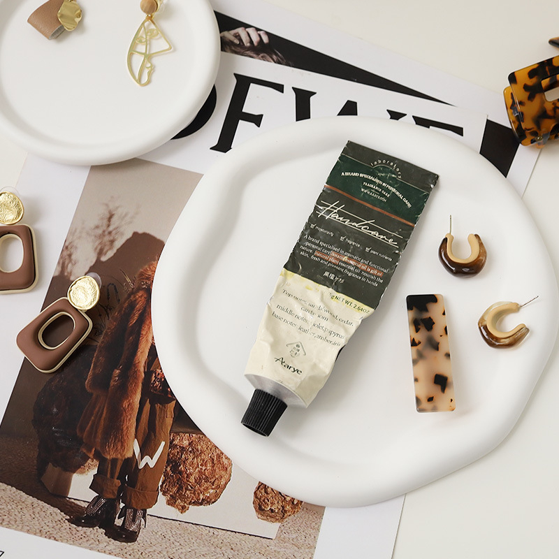 Gipsani tanjur u obliku oblaka s nepravilnim geometrijskim dizajnom, pogodan za fotografiranje proizvoda