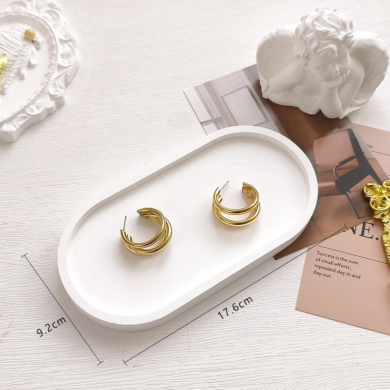 Gipsani tanjur u obliku oblaka s nepravilnim geometrijskim dizajnom, pogodan za fotografiranje proizvoda