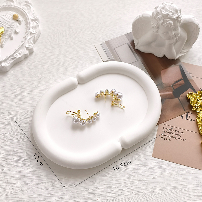 Gipsani tanjur u obliku oblaka s nepravilnim geometrijskim dizajnom, pogodan za fotografiranje proizvoda