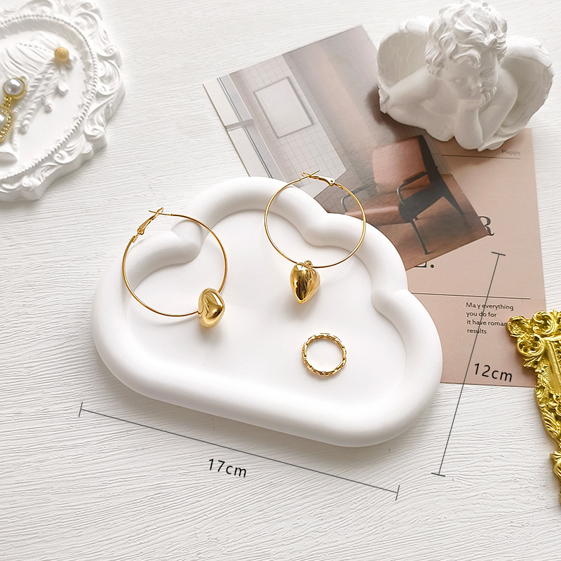 Gipsani tanjur u obliku oblaka s nepravilnim geometrijskim dizajnom, pogodan za fotografiranje proizvoda