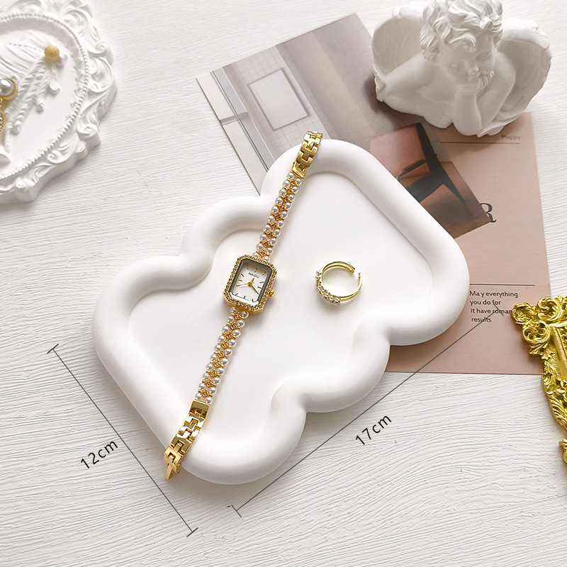 Gipsani tanjur u obliku oblaka s nepravilnim geometrijskim dizajnom, pogodan za fotografiranje proizvoda