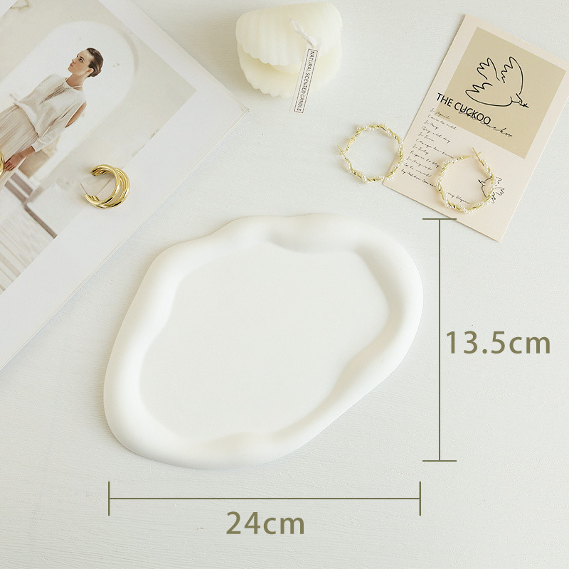 Gipsani tanjur u obliku oblaka s nepravilnim geometrijskim dizajnom, pogodan za fotografiranje proizvoda