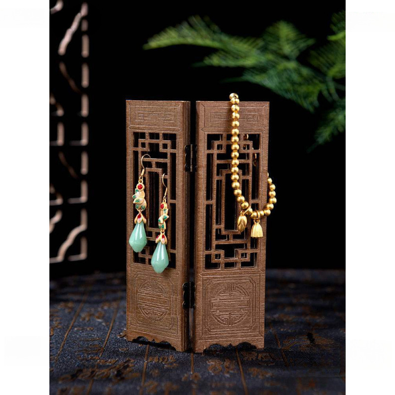 Vintage stílusú mini összecsukható képernyő fotórekvizit, kézzel készített sütemények és tealevelek hátterével