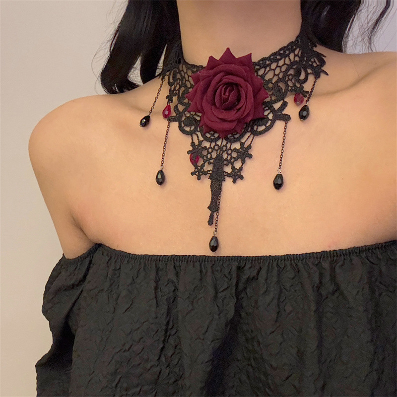 Choker ogrlica s čipkastom ružom — tkanina, ručna izrada, privjesak od rhinestones, ključna lanac, stilovi: kruna, val, kapljica