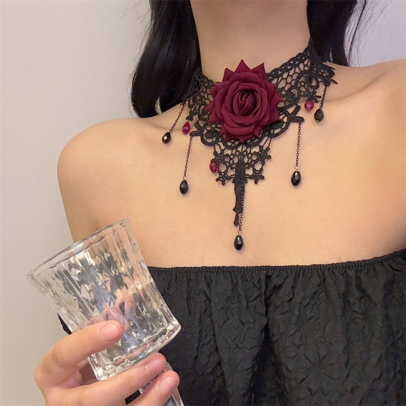 Choker ogrlica s čipkastom ružom — tkanina, ručna izrada, privjesak od rhinestones, ključna lanac, stilovi: kruna, val, kapljica