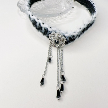 Puha virágos choker nyaklánc, geometriai ötvözet medállal, hullámzó lánccal, téli 2023 megjelenés