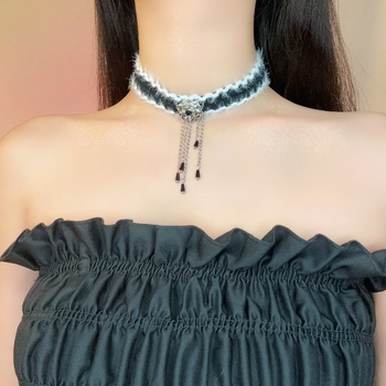 Puha virágos choker nyaklánc, geometriai ötvözet medállal, hullámzó lánccal, téli 2023 megjelenés