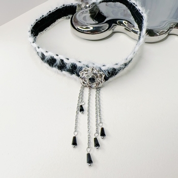 Puha virágos choker nyaklánc, geometriai ötvözet medállal, hullámzó lánccal, téli 2023 megjelenés