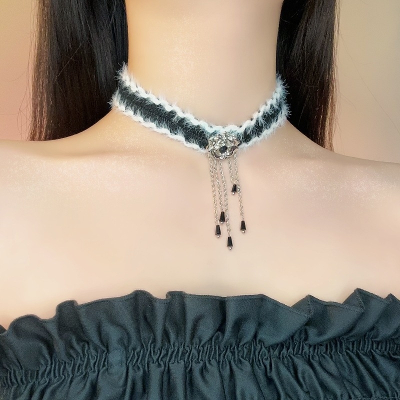 Puha virágos choker nyaklánc, geometriai ötvözet medállal, hullámzó lánccal, téli 2023 megjelenés