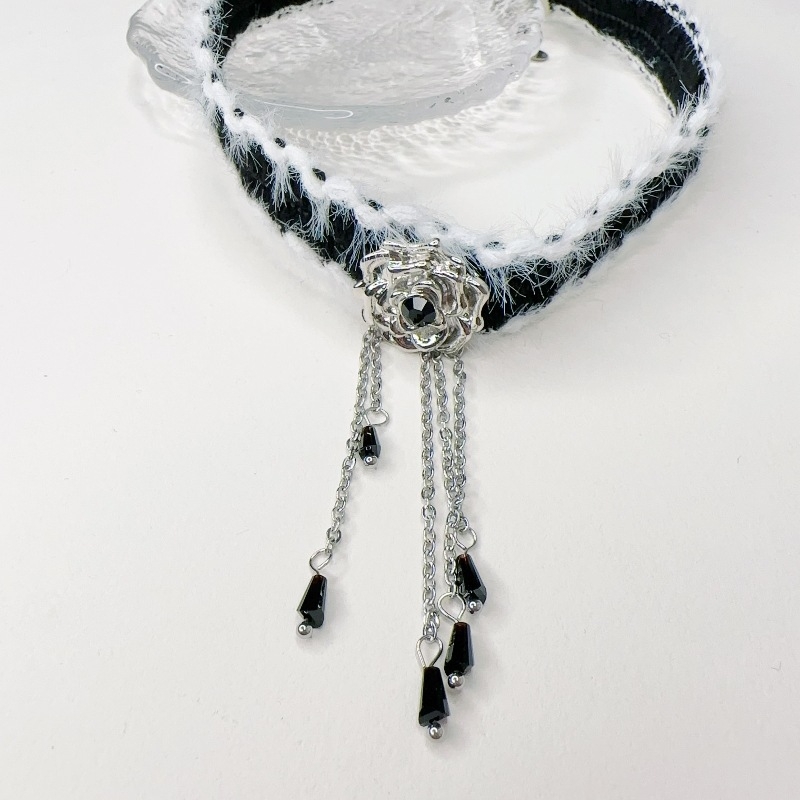 Puha virágos choker nyaklánc, geometriai ötvözet medállal, hullámzó lánccal, téli 2023 megjelenés