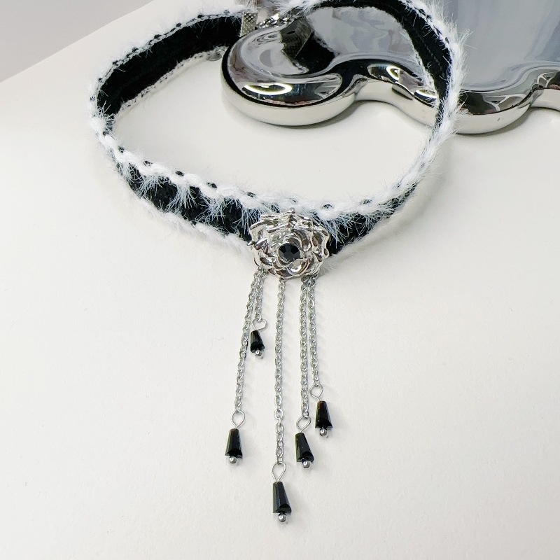 Puha virágos choker nyaklánc, geometriai ötvözet medállal, hullámzó lánccal, téli 2023 megjelenés
