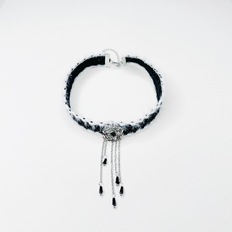 Puha virágos choker nyaklánc, geometriai ötvözet medállal, hullámzó lánccal, téli 2023 megjelenés