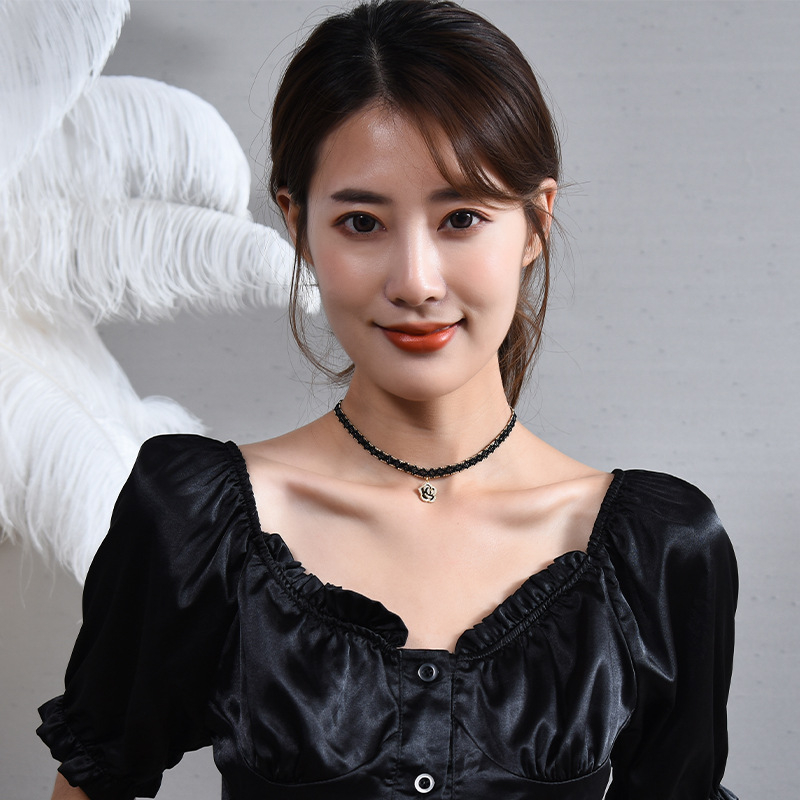 Choker ogrlica s privjeskom u obliku cvijeta, titan čelik, lanac klavikule, Chanel stil