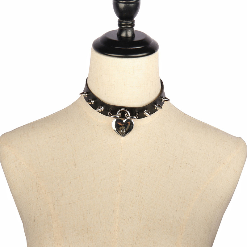 Сърцевидна кожена яка, метална сплав – Пролет 2021