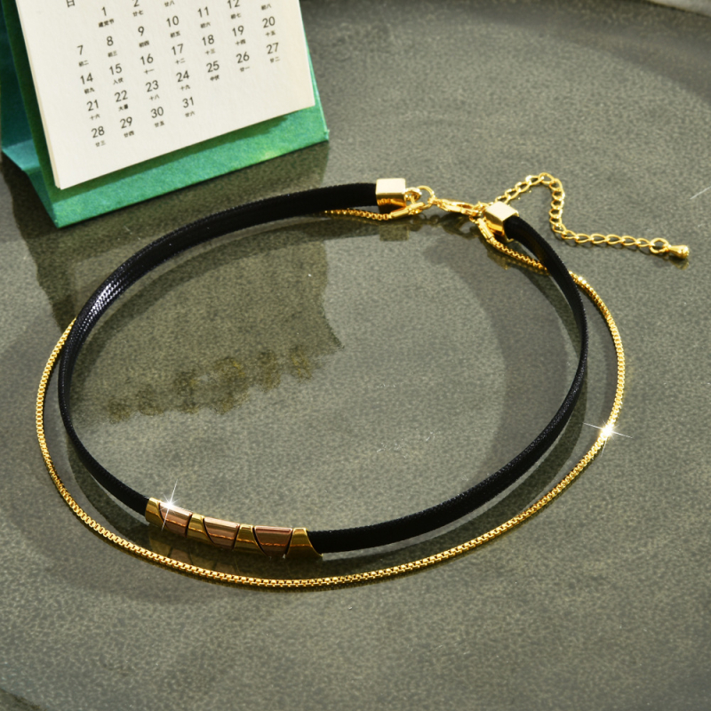 Двойнослоен чокър колие в черно с геометричен дизайн | Меден материал | Обиколка 31–40 см | Многослоен
