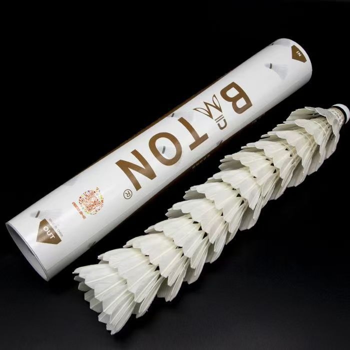 Baídun tollaslabda – goose feather; tartós érzet, stabil repülés; alkalmas tollaslabdához; magáncímkézés lehetősége; kategória: ütővonal; asztaliteniszhez és tollas tenishez