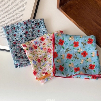 Μεγάλο τετράγωνο φουλάρι με φλοράλ μοτίβο σε στυλ διακοπών (φθινοπωρινή έκδοση 2025; πολυεστερικό ύφασμα; μόδα μετακίνησης)