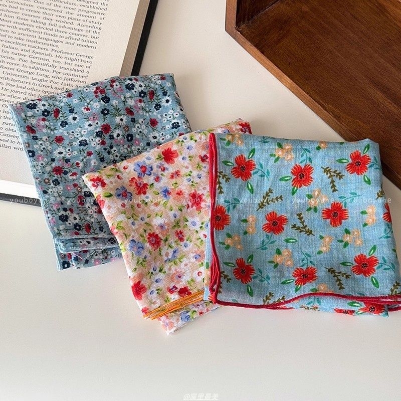 Μεγάλο τετράγωνο φουλάρι με φλοράλ μοτίβο σε στυλ διακοπών (φθινοπωρινή έκδοση 2025; πολυεστερικό ύφασμα; μόδα μετακίνησης)