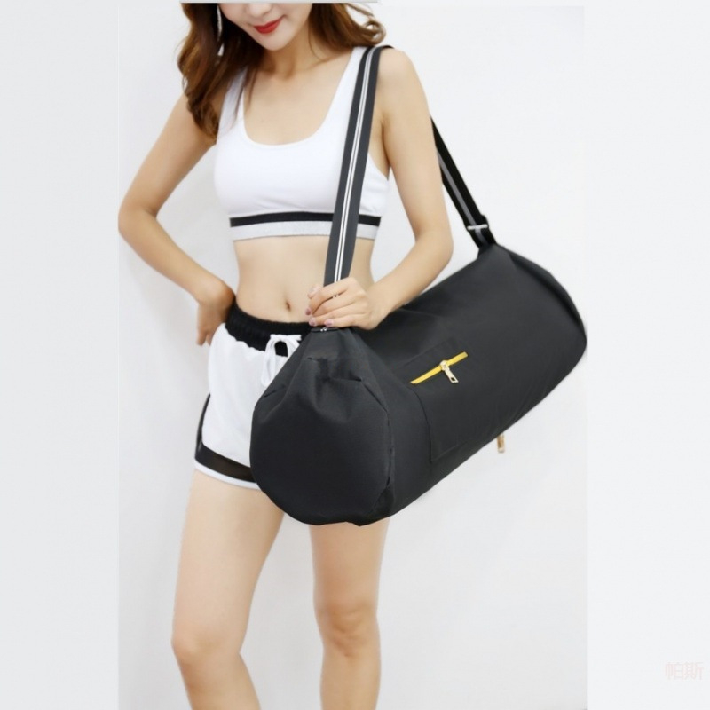 Vízálló búváruszonyos hátizsák, nagy kapacitású, alkalmas kültéri sportokra és tollaslabdára