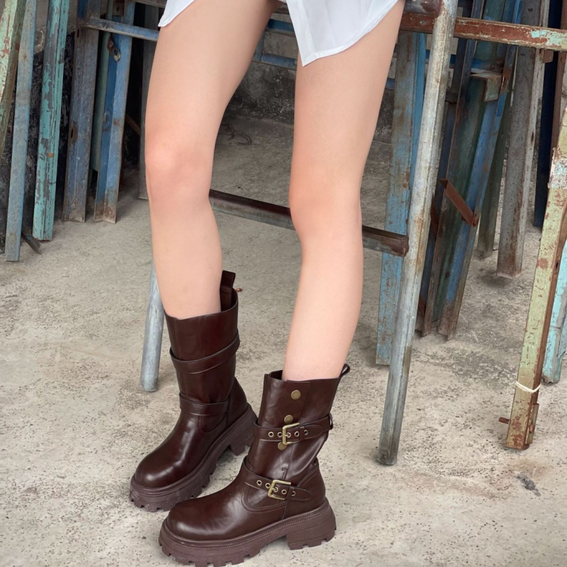 Martin csizmák - borjúbőrből készült felsőrész, középmagas szár, vastag sarok, kerek orr; vízálló