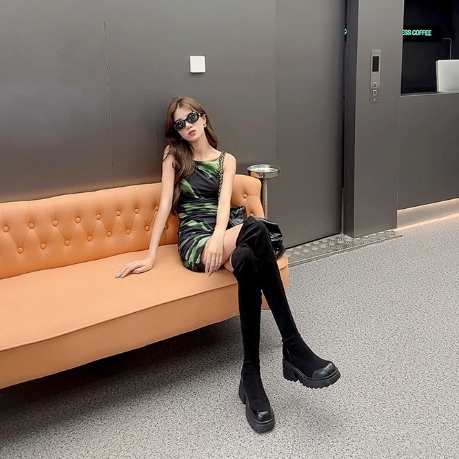 Divat térdig érő csizma, vastag sarok, kerek orr, velúr felső, bőr bélés (magasság növelő)