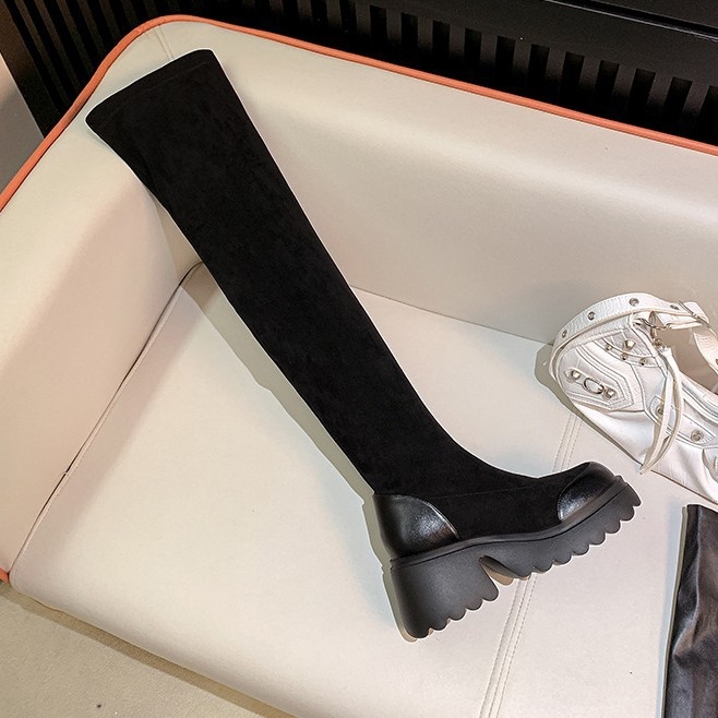 Koreai stílusú, térd fölötti csizma velúr felsőrésszel, gumi talppal, 6–8 cm vastag sarok, kerek orr