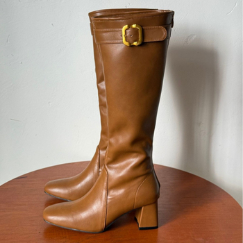 Lovas csizmák magas szárú, kerek orrú, hátul cipzár, széles sarok 6–8 cm, mikroszálas felsőrész