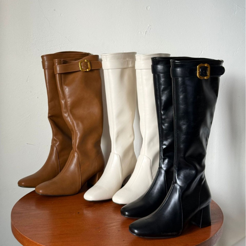 Lovas csizmák magas szárú, kerek orrú, hátul cipzár, széles sarok 6–8 cm, mikroszálas felsőrész